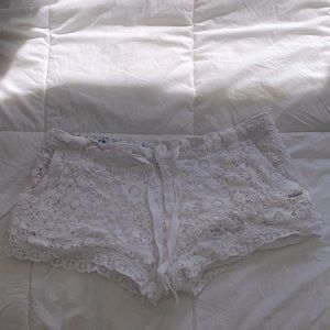 Mini lace short with cinched waist